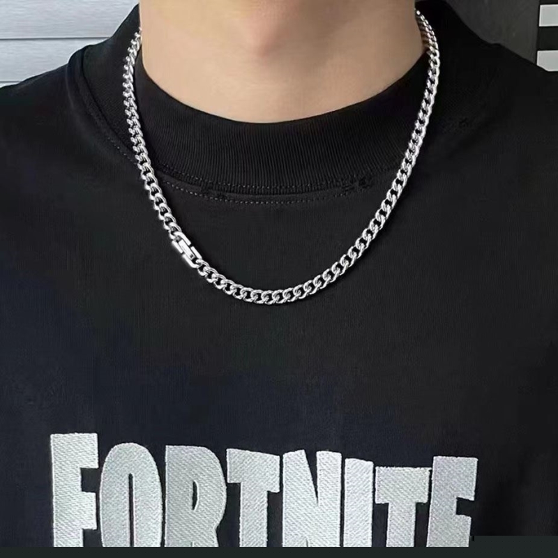G*u*i necklaces